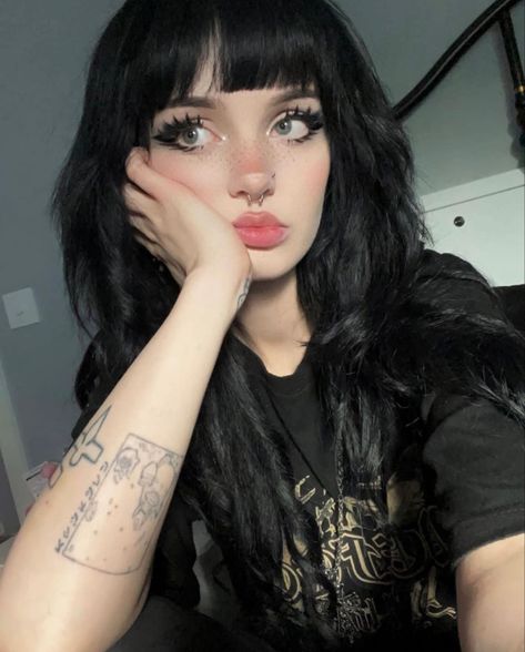 Alt Hair With Bangs, Alt Hair, Egirl Makeup, Alt Makeup, Hair With Bangs, Goth Women, Aesthetic Photo, Hairstyles With Bangs, Fashion Makeup