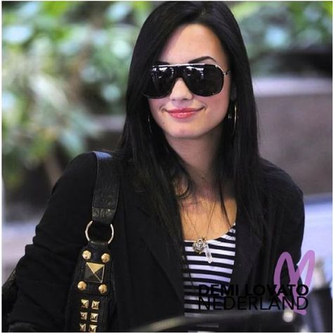 6 augustus: Weve got to live no matter how many skies have fallen. - D. H. Lawrence Demi Lovato Black Hair, Demi Lovato 2010, Demi Lovato Young, Demi Lovato Hair, Demi Lovato Style, Hair Evolution, Pink Grunge, Black Inspiration, Grunge Hair