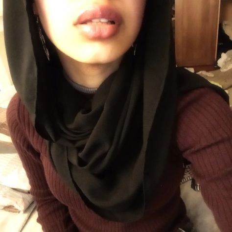 Dark Feminine Aesthetic Hijabi, Aesthetic Hijabi Girl Pfp, Hijabi Pfp Aesthetic, Dark Hijabi Aesthetic, Hijab Pfp Aesthetic, Hijab And Beanie, Islamic Pfp Aesthetic, Rich Hijabi Aesthetic, Emo Hijabi