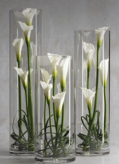 Lily Centerpieces, Sofa Makeover, Exterior Christmas, Church Flower Arrangements, Creative Flower Arrangements, Flower Vase Arrangements, Flower Arrangements Simple, Modern Flower Arrangements, בר מצווה