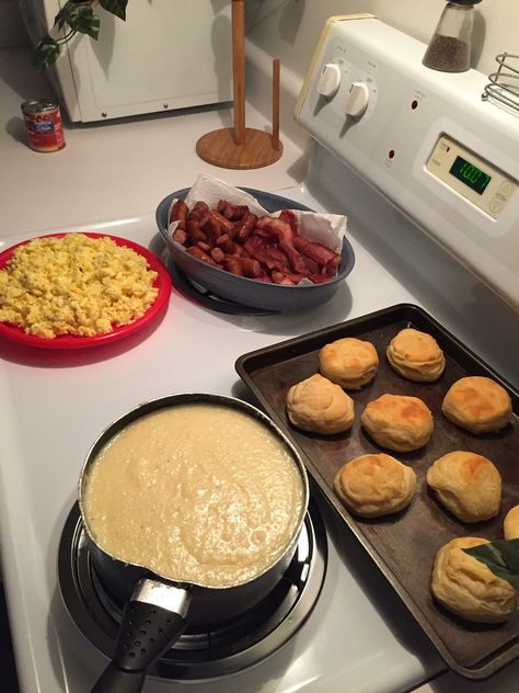 Grits Aesthetic, Grits And Bacon, Home Cooked Breakfast, Biscuit Breakfast, Sausage Biscuits, Good Morning Breakfast, Soul Food Dinner, Food Babe, Food Therapy