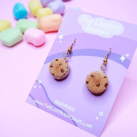 Handmade polymer clay chocolate chip cookie earrings. Chocolate Chip Ice Cream Sandwich, Polymer Clay Chocolate, Clay Chocolate, Cream Earrings, Chocolate Chip Ice Cream, Cream Sandwich, Food Earrings, Handmade Chocolates, Kawaii Shop