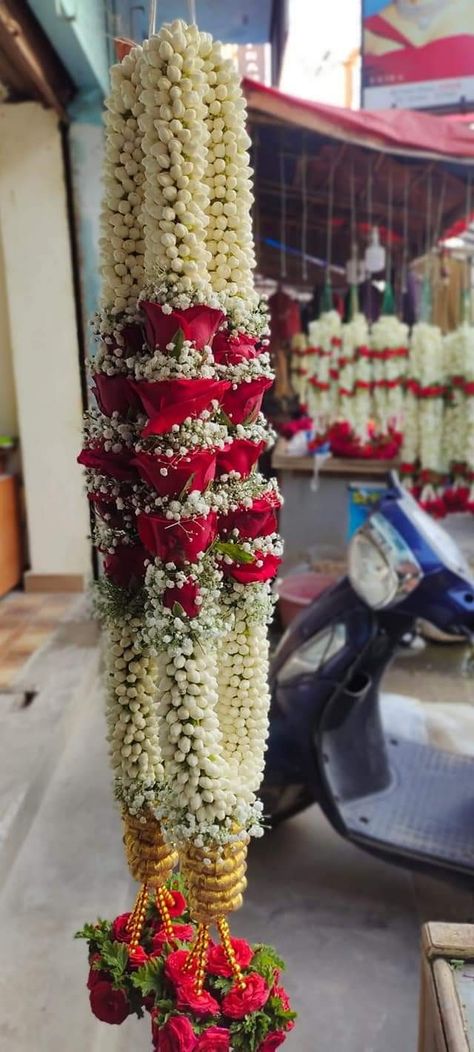 Varmala Maharashtrian Weddings, White And Red Rose Varmala, Flower Garland Engagement, White And Red Garland Wedding Indian, Bridal Garland Indian, Red And White Garland Wedding, Flower Mala For Engagement, Garlands Engagement Indian Flower, Flower Garland For Engagement