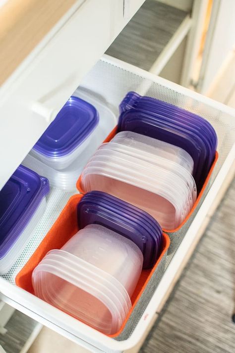 10 Clever Ways to Organize Tupperware and Food Storage Containers Organize Tupperware, Tupperware Organizing, Tupperware Storage, Organize Kitchen, Cleaning Inspiration, Book Bins, Kitchen Storage Boxes, Organization Kitchen, Kitchen Organization Diy