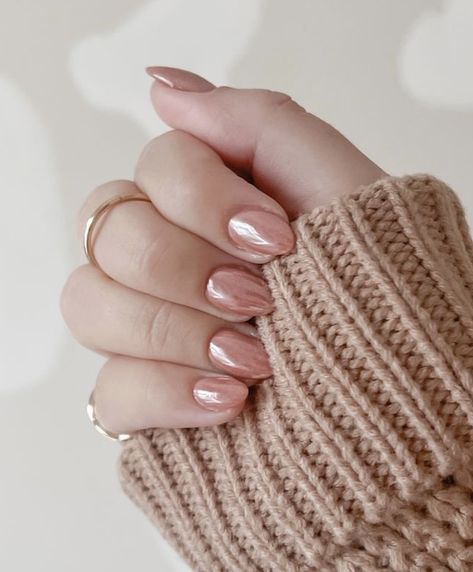 Neutral Fall Nails Chrome, Fall Nails 2022 Pearl, Fall Nails 2023 Neutral, Shellac Nails Fall Neutral, Fall Neutral Dip Powder Nails, Short Round Glazed Donut Nails, Fall Hailey Bieber Nails, Bridal Fall Nails, Neutral Fall Colors For Nails