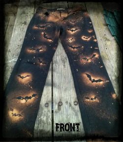 Bat Jeans, Bleach Stencil, Diy Goth Clothes, Bat Template, Bleaching Clothes, Bleach Shirt Diy, Jaket Denim, Diy Pants, Diy Sy