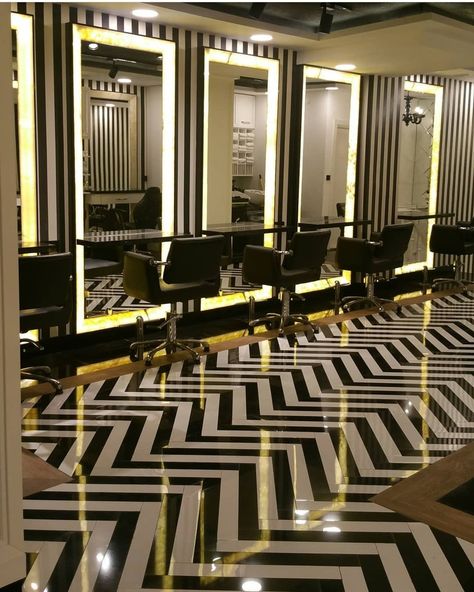 Beauty Salon Interior Design Luxury Black, Beutysalon Design, Modern Barber Shop, Salon Designs, Saloon Decor, Jewelry Store Interior, Beauty Salon Interior Design, Retail Store Interior Design, Barber Shop Decor