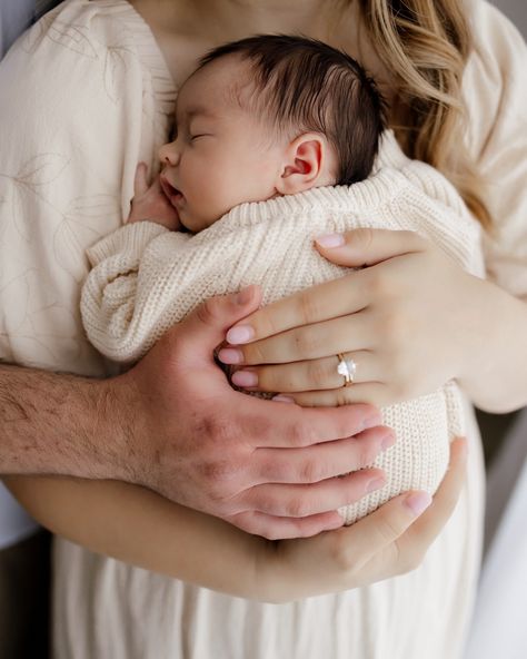 Nothing cuter than a baby in a sweater 🤩 Winter Newborn Photoshoot, Winter Newborn Pictures, Winter Newborn, Newborn Pics, Newborn Poses, Newborn Shoot, Winter Pictures, Newborn Photoshoot, Newborn Pictures