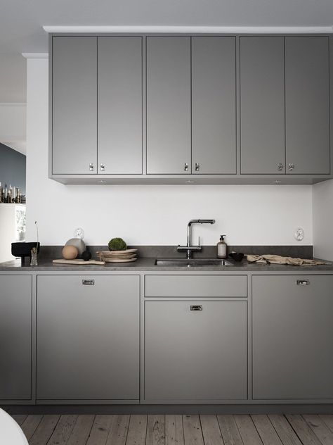 Emma Fisher for Nordiska Kök Small House Kitchen Design, Серая Кухня, Grey Kitchen Designs, Nordic Kitchen, Grey Kitchen Cabinets, House Design Kitchen, Grey Kitchens, Kitchen Furniture Design, Grey Kitchen