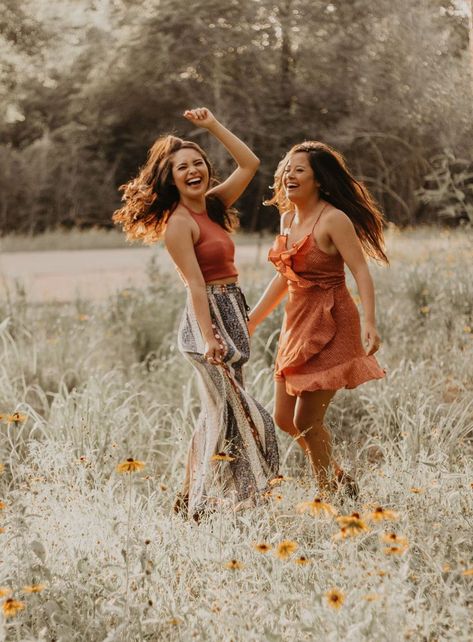 Outfit Ideas For Friends, Best Friend Fotos, Photoshoot Outfit Ideas, Women Standing, Bff Photography, Friendship Photoshoot, Sisters Photoshoot, Ideas For Friends, Best Friend Photography