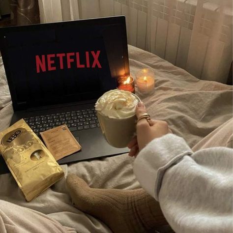 Prepárate para esta temporada de terror con estas pelis de miedo disponibles en Netflix. La entrada 5 películas de terror en Netflix perfectas para la spooky season se publicó primero en Mujer de 10: Guía real para la mujer actual. Entérate ya.. Watching Fall Movie Aesthetic, Fall Breakfast Aesthetic, Chill Aesthetic Vibes, Aesthetic Chill, Vision Board Themes, Breakfast Aesthetic, Vision Board Goals, Fall 23, Spooky Szn