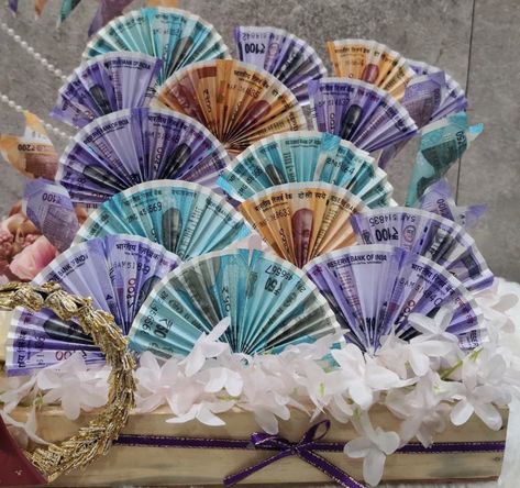 Money Packing Ideas For Wedding, Peacock Gift Ideas, Note Decoration, Leaf Decor Wedding, Wedding Packing, Chocolate Bouquet Diy, Diy Floral Decor, Trousseau Packing, Plate Decoration