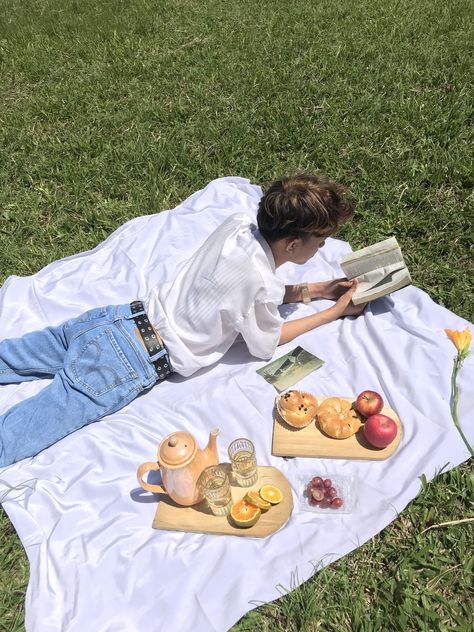 picnic Solo Picnic Aesthetic, Picnic Outfit Men, Lego Picnic, Picnic Portrait, Couples Picnic, Cubbon Park, Couple Picnic, Art Picnic, Picnic Shoot