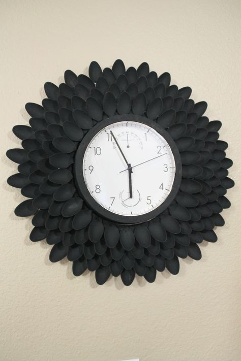 Clock Diy Crafts Wall Decor, Clocks Diy Crafts, Diy Wall Clock Ideas, Plastic Spoon Art, Craft Stick Projects, Plastic Spoon Crafts, Wine Bottle Centerpieces, Kitchen Clock, Spoon Crafts