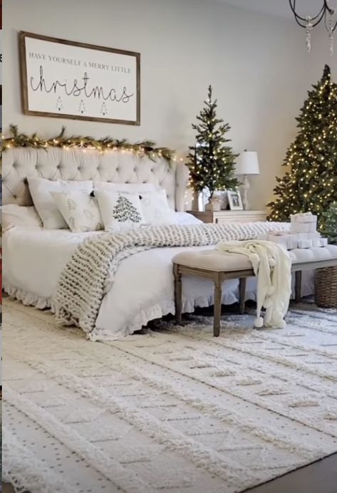 Christmas Room Decor Neutral, White And Gold Christmas Decor Bedroom, White Bedroom Christmas Decor, Master Bedrooms Decor Christmas, Cream And White Christmas Decor, White Christmas Bedroom Aesthetic, Elegant Christmas Bedroom, Green And White Christmas Bedroom, Neutral Christmas Decor Bedroom