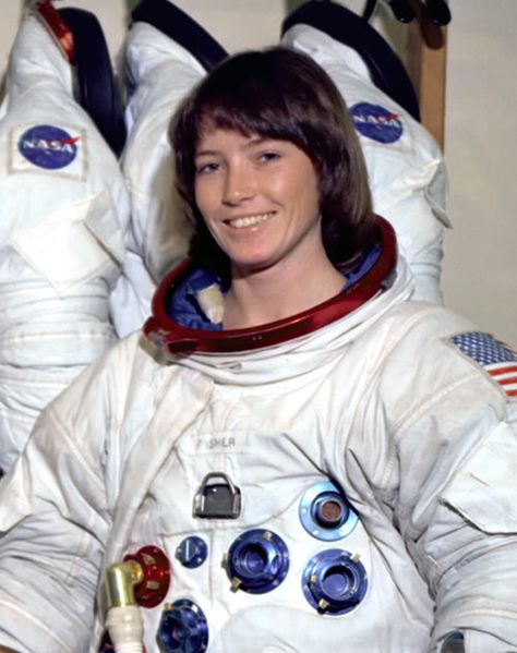 Astronaut Anna Fisher Anna Fisher, Female Astronaut, Indian Space Research Organisation, Space Suits, Space Hero, Cosmos Space, Nasa Astronaut, Space Launch, Space Oddity