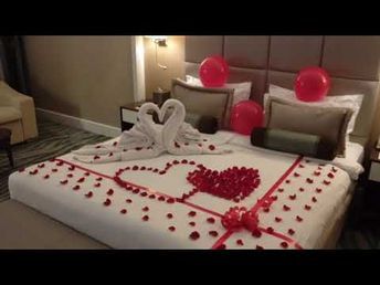 Wedding Bedroom Decoration Romantic, Wedding Bedroom Decoration, Bedroom Colour Schemes, Hotel Room Decor, Valentine Bedroom Decor, Romantic Hotel Rooms, Wedding Night Room Decorations, Valentines Bedroom, Romantic Room Surprise