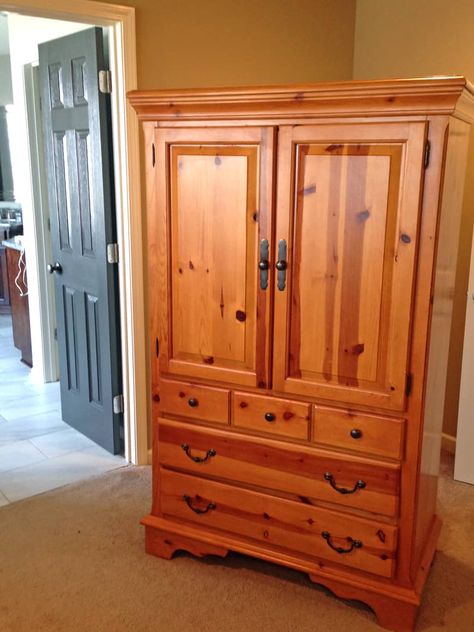 Painting Pine Furniture, Pine Furniture Makeover, Armoire Ideas, White Chalk Paint Furniture, Pine Armoire, Armoire Diy, Pine Wood Furniture, Chalk Painted Furniture, Pine Bedroom