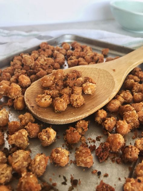 Crispy Garlic Parmesan Roasted Chickpeas - In Fine Taste Garlic Chickpeas, Chickpea Recipes Roasted, Chickpea Snacks, Crispy Garlic, Crispy Chickpeas, Snack Mix Recipes, Chickpea Recipes, Snack Attack, Air Fryer Recipes Healthy