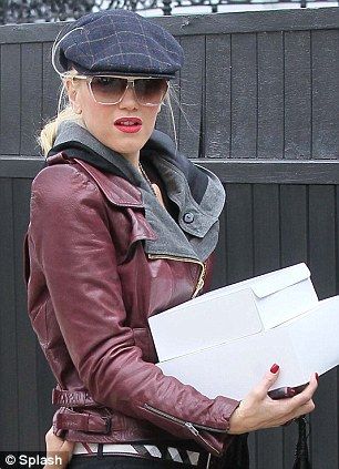 Hats off to her: Gwen Stefani pulls off the trend with aplomb Flatcaps Men, Flat Cap Women Outfits, Flat Cap Outfit, Flat Cap Women, Newsboy Hat Women, Types Of Hats For Women, Purple Autumn, Winter Caps, Cap Outfit