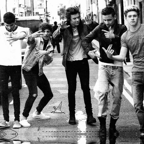 Midnight Memories Photoshoot, Wallpaper One Direction, Photoshoot Black And White, One Direction Photoshoot, Memories Aesthetic, One Direction Wallpaper, Midnight Memories, Black And White Picture Wall, One Direction Photos