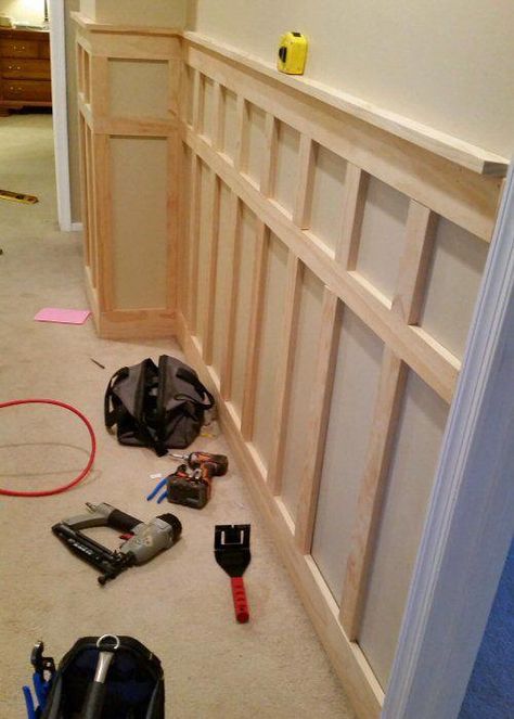 Board And Batten Wainscoting, Diy Baseboards, Vstupná Hala, Casa Country, Rectangle Pattern, Hus Inspiration, Board And Batten, Wainscoting, Diy Home Improvement