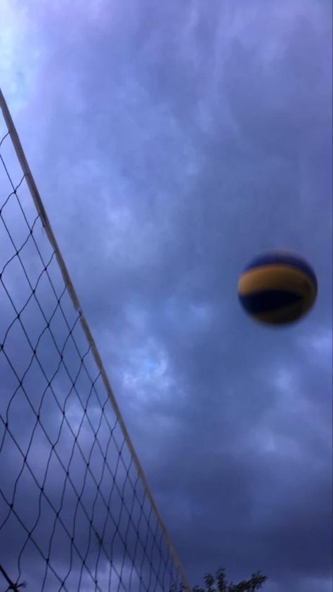 Wallpaper Volleyball, Volleyball Photography, Volleyball Wallpaper, Volleyball Photos, Futurisme Retro, Ball Aesthetic, Volleyball Inspiration, Volleyball Workouts, Volleyball Training