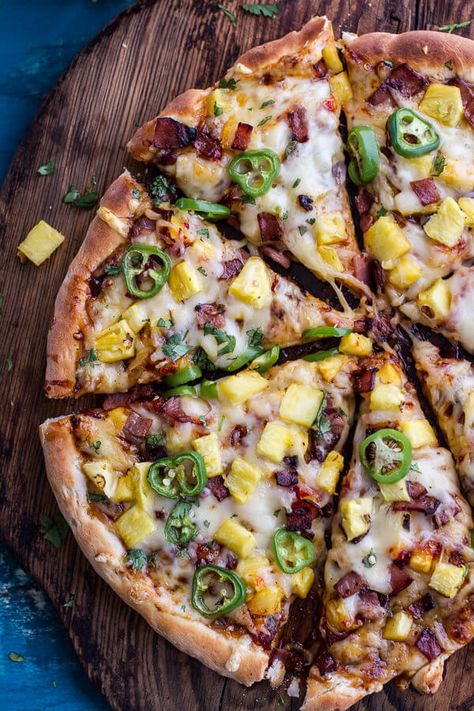 The TJ Hooker Pizza (Chipotle BBQ and Sweet Chili Pineapple + Jalapeño Pizza with Bacon)! | halfbakedharvest.com Jalapeño Pizza, Pizza With Bacon, Baking Pizza, Pizza Vegana, Pineapple Pizza, Grilled Pizza, Healthy Pizza, Pizza Recipes Homemade, Flatbread Pizza