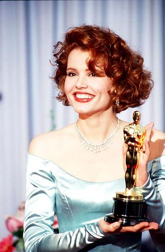 Geena Davis con su Oscar por 'El turista accidental', dirigida por Lawrence Kasdan (1988) Gena Davis, Gina Davis, Vestidos Oscar, Oscar Awards, Geena Davis, Ingmar Bergman, Oscar Award, Actor Studio, Academy Award Winners