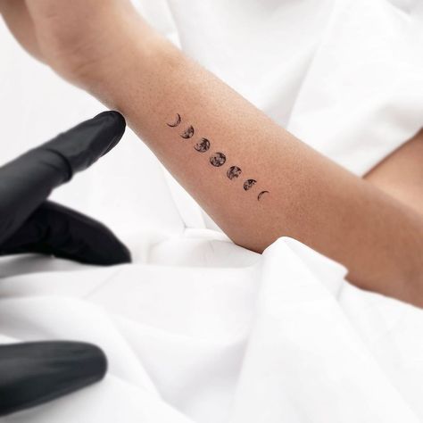 Minimalist Tattoo Back, Finger Tattoo Minimalist, Best Friends Tattoo, Tattoo Back Tattoo, Tattoo Leggings, Tattoo Fine Line, Friends Tattoo, Tattoo Tiny, Moon Phases Tattoo