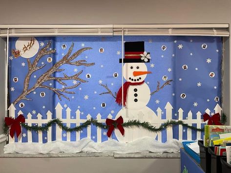 Christmas Hallway Decorations School Winter Bulletin Boards, Christmas Window Display School, Christmas Bulliten Board Ideas, Winter Bulletin Board Ideas For School, Snowman Bulletin Board Ideas, Winter Classroom Display, Christmas Board Decoration, Snowman Bulletin Board, Winter Classroom Decorations