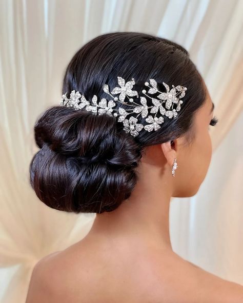 𝑩𝑺𝑩 𝑪𝒐𝒖𝒕𝒖𝒓𝒆 𝑯𝒆𝒂𝒅𝒑𝒊𝒆𝒄𝒆𝒔 & 𝑽𝒆𝒊𝒍𝒔 on Instagram: “How beautiful is this soft and sophisticated floral headpiece by @BridalStylesBoutique. Delicate and versatile...looks stunning worn in the…” Fun Beauty Products, Natural Hair Wedding, Bridal Hair Inspiration, Crystal Headpiece, Bridesmaid Dresses Online, Dream Wedding Ideas Dresses, Floral Headpiece, Headband Styles, Hair And Makeup Artist