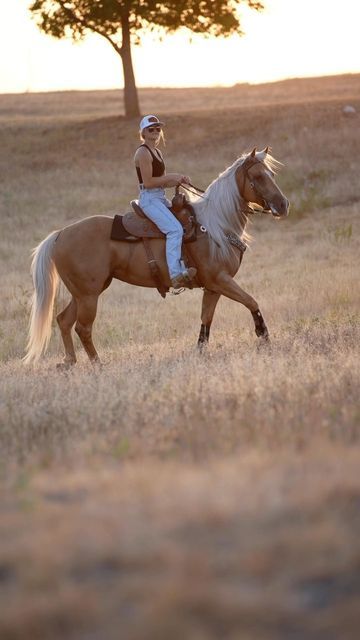 Western Horse Pictures Cowgirl, Horse Back Riding Outfits Casual Western, 4h Photography Ideas, Summer Horse Riding Outfit, Western Riding Outfit, Western Riding Aesthetic, Horse Riding Photoshoot, Western Horse Photography, Horse Riding Photography