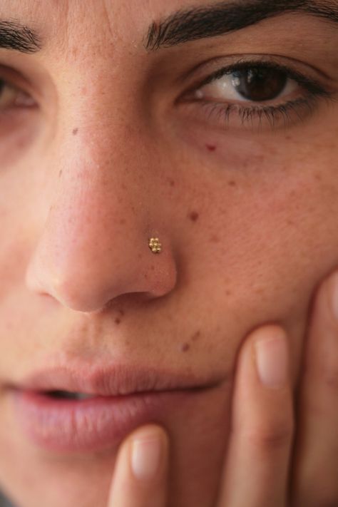 Nose Stud Jewelry, Boho Nose Ring, Flower Nose Stud, Piercing Nostril, Double Nose Piercing, Tiny Nose Studs, Tiny Nose, Piercings Ideas, Cute Nose Piercings