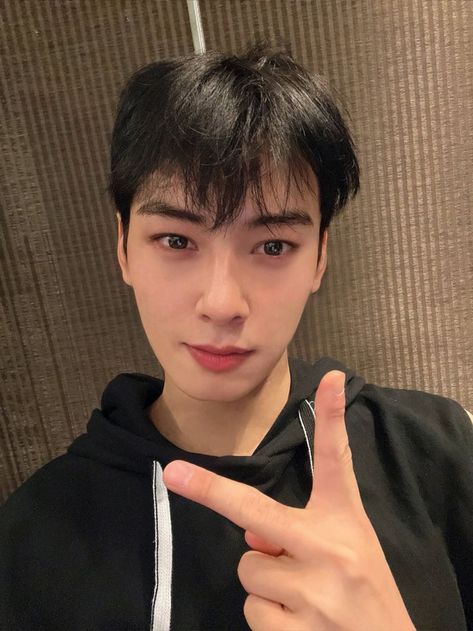 Cha Eun Woo Picture Of Today, Blue Roses Wallpaper, Roses Wallpaper, Today Pictures, Eun Woo Astro, Rose Wallpaper, Blue Roses, Cha Eun Woo, True Beauty