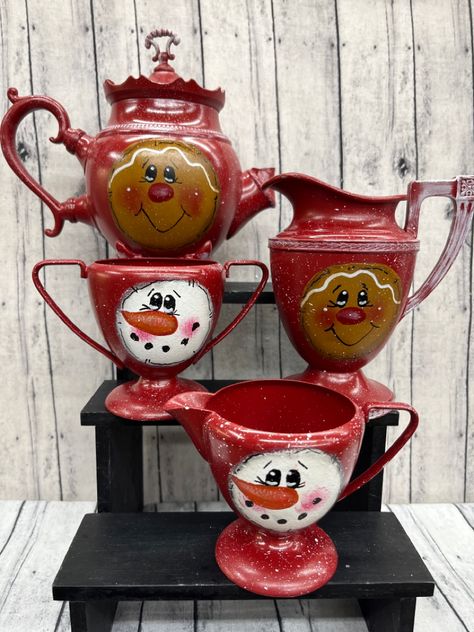 Handpainted gingerbread and snowmen on various tea set pieces. Painted Silver Teapots, Snowman Teapot, Teapot Painting, Tea Cups Diy, Teapot Crafts, Fall Dec, Christmas Country, Christmas Canvas Art, Painted Teapot