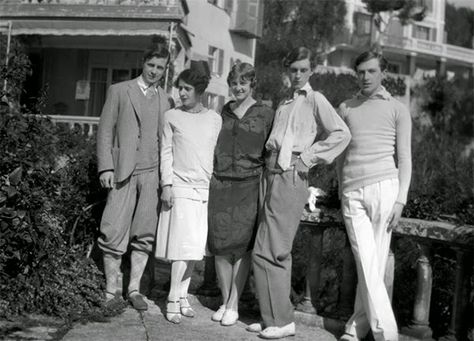 L-R: Rex Whistler, Edith Olivier, Zita Jungman, the Honourable Stephen Tennant and Cecil Beaton in the South of France, March 1927. Mitford Sisters, Queer History, Bright Young Things, Castle Howard, Bizarre Photos, Hidden In Plain Sight, Stephen James, Cecil Beaton, Chosen Family