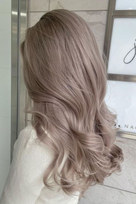 Soft waves in refined ash blonde hair color Blond Dye Hair, Ash Pink Blonde Hair, Blonde Color Hair Ideas, Ash Rose Gold Hair, Cold Tone Blonde Hair, Blonde Hair All Over Color, Blonde Hair With Brown Under, Color Hair Ideas Blonde, Blond Ash Hair