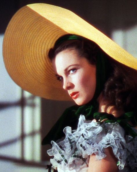 Scarlett Ohara Dresses, Mahogany Bed, Robe Diy, Scarlett O Hara, Scarlett O'hara, Victorian Romance, Gene Kelly, Vivien Leigh, Christina Hendricks