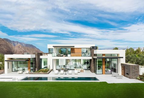 Modern Desert Home by South Coast Architects « HomeAdore Modern Desert Home Exterior, Desert Home Exterior, Modern Desert Home, Beach Architecture, Home Layout, Mansion Exterior, Modern Desert, Mansion Floor Plan, Contemporary Exterior