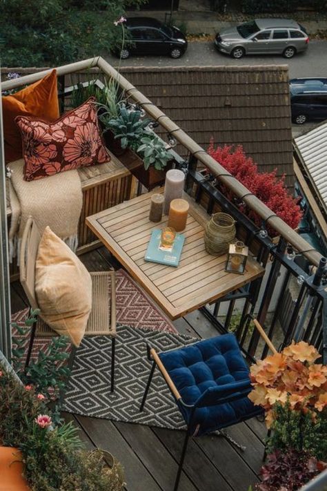 deco petit balcon petite table en bois avec fauteuil appartement parisien Oasis Balcony, Boho Chic Backyard, Chic Backyard, Balcony Ideas Indian, Balcony Design Ideas, Balcony Ideas Apartment Outdoor, Small Balcony Design, Apartment Plants, Balcony Ideas Apartment Indian