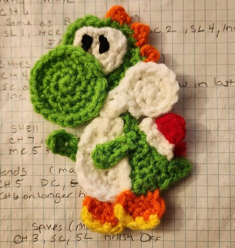 I couldn't find a yoshi applique pattern anywhere. So I made on myself! Crochet Yoshi, Yoshi Amigurumi, Nintendo Crochet, Yoshi's Woolly World, Mario Crochet, Crochet Appliqué, Crocheted Things, Friends Picture, Sewing Templates