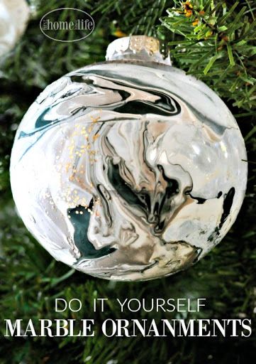 Dollar Tree DIY- Marble Ornaments using nail polish trick via firsthomelovelife.com Marble Diy, Christmas Ball Ornaments Diy, Marble Ornaments, Christmas Diy Kids, Neli Quilling, Polish Christmas, Diy Marble, Dollar Store Christmas, Diy Ornaments