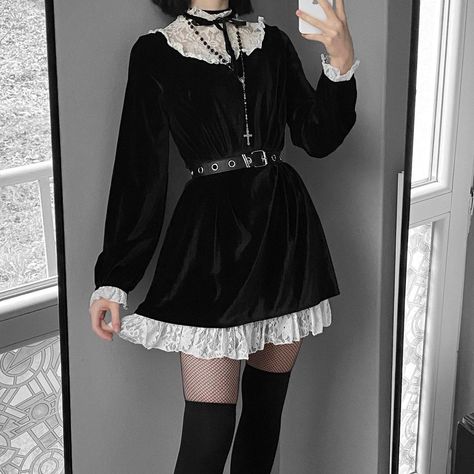 Preppy Goth Outfits, Simple Alt Outfits, Wednesday Inspired Outfit, Simple Goth Outfit, Preppy Goth, Afro Punk Fashion, Casual Goth, Alt Outfits, Gothic Clothes