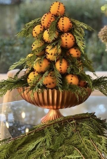 Clementine Christmas, Orange Pomanders, Williamsburg Christmas, Christmas Flower Arrangements, Orange Christmas, Christmas Floral Arrangements, Colonial Christmas, Christmas Idea, Christmas Interiors