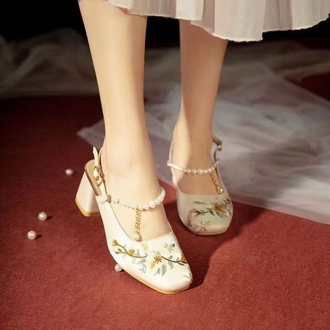 Bridal Shoes Colorful, Mary Jane Wedding Shoes, Chinese Heels, Chinese Traditional Shoes, Cottage Core Shoes, Weading Dress, Floral Embroidered Heels, Bridal Shoes Vintage, Embroidered Sandals