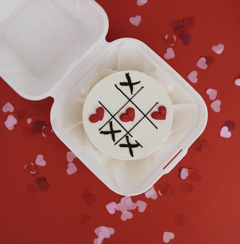 Valentine’s Bento Cake, Valentines Day Bento Cake Ideas, Valentine Bento Cake Designs, Bento Valentines Cake, Mini Valentines Day Cakes, Mini Cakes San Valentin, Valentine Mini Cakes Ideas, Valentines Day Bento Cake, Bento Cake Valentines Day