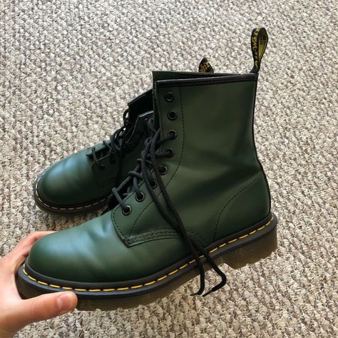 Aretes Aesthetic, Green Dr Martens, Doc Boots, Grunge Shoes, Weird Style, Dr Martens Outfit, Grunge Boots, Back To School Shoes, Tokyo Street Fashion