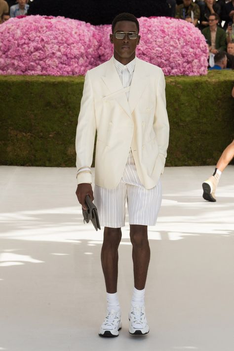 Dior Men Spring 2019 Menswear Collection | Vogue Mens Inspo, Mens Fashion Dressy, Minimalist Fashion Men, Summer Neutrals, Dior Men, Mens Fashion Edgy, Men Spring, Mens Spring Fashion, Hipster Mens Fashion