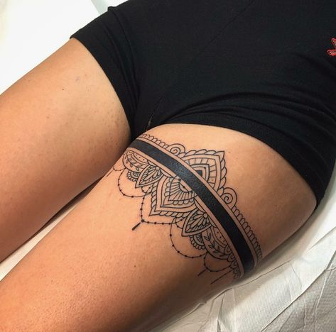 Tattoo Bein Frau, Lace Thigh Tattoos, Thigh Garter Tattoo, Thigh Band Tattoo, Thigh Henna, Leg Band Tattoos, Upper Thigh Tattoos, Thigh Band, Garter Tattoo